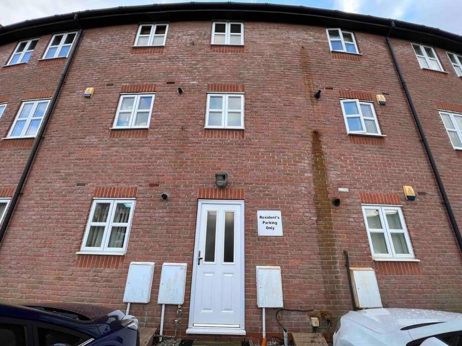 Viking Apartment Cronton Exterior photo